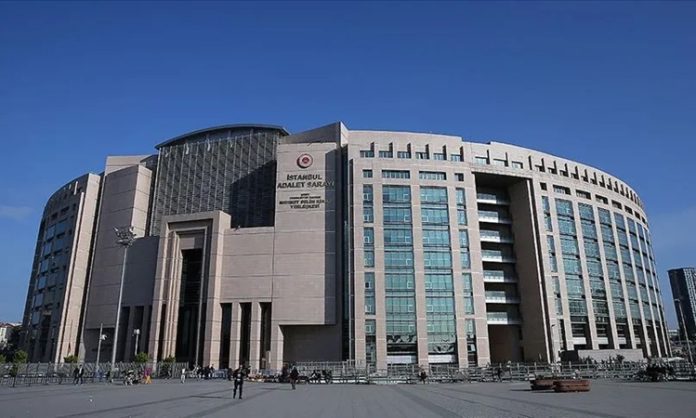 Dijital dönüşümün hız kazanmasıyla birlikte kamu hizmetlerinde teknoloji odaklı uygulamalar her geçen gün daha fazla yaygınlaşmaktadır. Bu değişimden en çok etkilenen alanlardan biri de yargı sistemi olmuştur. Günümüzde adliyeler, elektronik belge yönetiminden çevrim içi başvuru sistemlerine, dijital arşivlerden güvenlik teknolojilerine kadar birçok yeniliği bünyesinde kullanmaktadır. Böylece hem vatandaşların adalet hizmetlerine erişimi kolaylaşmakta hem de yargı süreçlerinin daha hızlı ve verimli şekilde yürütülmesi mümkün hale gelmektedir. Adliyelerde teknolojik yenilikler, modern hukuk sisteminin gelişiminde önemli bir yere sahip olmaya devam etmektedir. Konulu bir haber görseli.