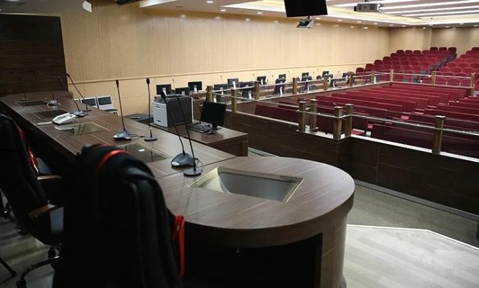 Ağır Ceza Mahkemelerinde Güncel Dosyalar Ağır ceza mahkemeleri, ceza yargılaması sisteminde önemli bir görev üstlenen yargı mercileri arasında yer alıyor. Kanunlarda belirlenen kapsam doğrultusunda görev alan bu mahkemeler, ciddi nitelikteki suçlara ilişkin dosyaları hukuki usuller çerçevesinde değerlendiriyor. Son yıllarda dijital delillerin artması, teknolojik gelişmeler ve adli süreçlerde yaşanan yenilikler, güncel dosyaların incelenme yöntemlerinde de önemli değişiklikleri beraberinde getiriyor. Yargılama sürecinde her dosya kendi delilleri, hukuki özellikleri ve olayın somut koşulları dikkate alınarak değerlendiriliyor. Konulu bir haber görseli.