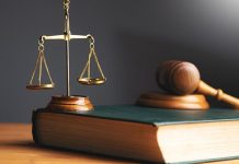 Anayasa Mahkemesi kararları, bir hukuk devletinde temel hak ve özgürlüklerin korunması, yasaların Anayasa'ya uygunluğunun denetlenmesi ve kamu otoritelerinin hukuki sınırlar içerisinde hareket etmesini sağlaması bakımından büyük önem taşır. Verilen kararlar yalnızca bireysel başvuruların sonucunu belirlemekle kalmaz, aynı zamanda hukuk sisteminin gelişimine yön veren içtihatların oluşmasına da katkı sağlar. Bu nedenle Anayasa Mahkemesi, demokratik düzenin korunmasında ve hukukun üstünlüğünün güçlendirilmesinde kritik bir rol üstlenmektedir. Konulu bir haber görseli.