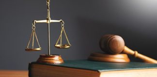 Anayasa Mahkemesi kararları, bir hukuk devletinde temel hak ve özgürlüklerin korunması, yasaların Anayasa'ya uygunluğunun denetlenmesi ve kamu otoritelerinin hukuki sınırlar içerisinde hareket etmesini sağlaması bakımından büyük önem taşır. Verilen kararlar yalnızca bireysel başvuruların sonucunu belirlemekle kalmaz, aynı zamanda hukuk sisteminin gelişimine yön veren içtihatların oluşmasına da katkı sağlar. Bu nedenle Anayasa Mahkemesi, demokratik düzenin korunmasında ve hukukun üstünlüğünün güçlendirilmesinde kritik bir rol üstlenmektedir. Konulu bir haber görseli.