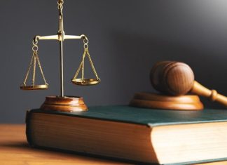Anayasa Mahkemesi kararları, bir hukuk devletinde temel hak ve özgürlüklerin korunması, yasaların Anayasa'ya uygunluğunun denetlenmesi ve kamu otoritelerinin hukuki sınırlar içerisinde hareket etmesini sağlaması bakımından büyük önem taşır. Verilen kararlar yalnızca bireysel başvuruların sonucunu belirlemekle kalmaz, aynı zamanda hukuk sisteminin gelişimine yön veren içtihatların oluşmasına da katkı sağlar. Bu nedenle Anayasa Mahkemesi, demokratik düzenin korunmasında ve hukukun üstünlüğünün güçlendirilmesinde kritik bir rol üstlenmektedir. Konulu bir haber görseli.