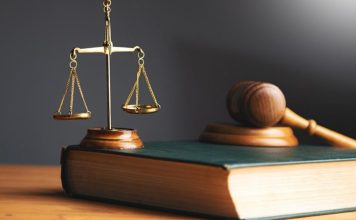 Anayasa Mahkemesi kararları, bir hukuk devletinde temel hak ve özgürlüklerin korunması, yasaların Anayasa'ya uygunluğunun denetlenmesi ve kamu otoritelerinin hukuki sınırlar içerisinde hareket etmesini sağlaması bakımından büyük önem taşır. Verilen kararlar yalnızca bireysel başvuruların sonucunu belirlemekle kalmaz, aynı zamanda hukuk sisteminin gelişimine yön veren içtihatların oluşmasına da katkı sağlar. Bu nedenle Anayasa Mahkemesi, demokratik düzenin korunmasında ve hukukun üstünlüğünün güçlendirilmesinde kritik bir rol üstlenmektedir. Konulu bir haber görseli.