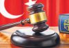 Hukuk dünyasında yaşanan teknolojik gelişmeler, değişen toplumsal beklentiler ve dijital dönüşüm süreci, avukat-müvekkil ilişkisi anlayışını da önemli ölçüde değiştirmektedir. Geleneksel iletişim yöntemlerinin yerini daha hızlı ve erişilebilir çözümlerin almasıyla birlikte, hukuk hizmetlerinde güven, şeffaflık ve etkin iletişim her zamankinden daha fazla önem kazanmaktadır. Günümüzde bir avukatın yalnızca hukuki bilgiye sahip olması yeterli görülmezken, müvekkiliyle kurduğu iletişim, süreç yönetimi ve bilgilendirme yaklaşımı da hizmet kalitesinin temel unsurları arasında değerlendirilmektedir. Konulu bir haber görseli.