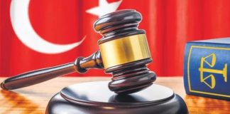 Hukuk dünyasında yaşanan teknolojik gelişmeler, değişen toplumsal beklentiler ve dijital dönüşüm süreci, avukat-müvekkil ilişkisi anlayışını da önemli ölçüde değiştirmektedir. Geleneksel iletişim yöntemlerinin yerini daha hızlı ve erişilebilir çözümlerin almasıyla birlikte, hukuk hizmetlerinde güven, şeffaflık ve etkin iletişim her zamankinden daha fazla önem kazanmaktadır. Günümüzde bir avukatın yalnızca hukuki bilgiye sahip olması yeterli görülmezken, müvekkiliyle kurduğu iletişim, süreç yönetimi ve bilgilendirme yaklaşımı da hizmet kalitesinin temel unsurları arasında değerlendirilmektedir. Konulu bir haber görseli.