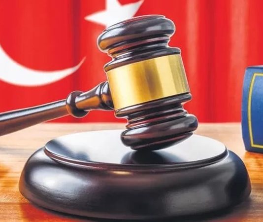 Hukuk dünyasında yaşanan teknolojik gelişmeler, değişen toplumsal beklentiler ve dijital dönüşüm süreci, avukat-müvekkil ilişkisi anlayışını da önemli ölçüde değiştirmektedir. Geleneksel iletişim yöntemlerinin yerini daha hızlı ve erişilebilir çözümlerin almasıyla birlikte, hukuk hizmetlerinde güven, şeffaflık ve etkin iletişim her zamankinden daha fazla önem kazanmaktadır. Günümüzde bir avukatın yalnızca hukuki bilgiye sahip olması yeterli görülmezken, müvekkiliyle kurduğu iletişim, süreç yönetimi ve bilgilendirme yaklaşımı da hizmet kalitesinin temel unsurları arasında değerlendirilmektedir. Konulu bir haber görseli.