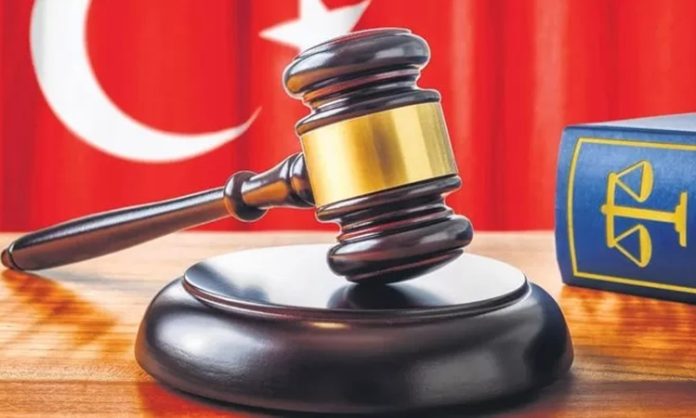 Hukuk dünyasında yaşanan teknolojik gelişmeler, değişen toplumsal beklentiler ve dijital dönüşüm süreci, avukat-müvekkil ilişkisi anlayışını da önemli ölçüde değiştirmektedir. Geleneksel iletişim yöntemlerinin yerini daha hızlı ve erişilebilir çözümlerin almasıyla birlikte, hukuk hizmetlerinde güven, şeffaflık ve etkin iletişim her zamankinden daha fazla önem kazanmaktadır. Günümüzde bir avukatın yalnızca hukuki bilgiye sahip olması yeterli görülmezken, müvekkiliyle kurduğu iletişim, süreç yönetimi ve bilgilendirme yaklaşımı da hizmet kalitesinin temel unsurları arasında değerlendirilmektedir. Konulu bir haber görseli.