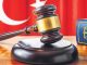 Hukuk dünyasında yaşanan teknolojik gelişmeler, değişen toplumsal beklentiler ve dijital dönüşüm süreci, avukat-müvekkil ilişkisi anlayışını da önemli ölçüde değiştirmektedir. Geleneksel iletişim yöntemlerinin yerini daha hızlı ve erişilebilir çözümlerin almasıyla birlikte, hukuk hizmetlerinde güven, şeffaflık ve etkin iletişim her zamankinden daha fazla önem kazanmaktadır. Günümüzde bir avukatın yalnızca hukuki bilgiye sahip olması yeterli görülmezken, müvekkiliyle kurduğu iletişim, süreç yönetimi ve bilgilendirme yaklaşımı da hizmet kalitesinin temel unsurları arasında değerlendirilmektedir. Konulu bir haber görseli.
