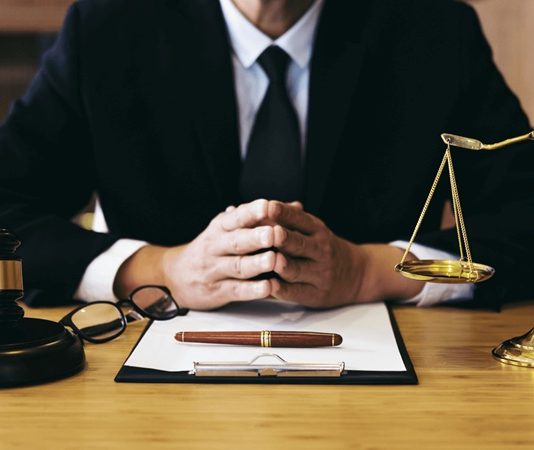 Hukuk mesleğinin güvenilirliğini ve saygınlığını koruyan en önemli mekanizmalardan biri disiplin soruşturmalarıdır. Avukatlık mesleği, yalnızca hukuki bilgi ve deneyim gerektiren bir alan değil, aynı zamanda yüksek etik standartlara bağlı kalınmasını zorunlu kılan bir kamu hizmeti niteliği taşımaktadır. Bu nedenle meslek kurallarına aykırı davranışların belirli usuller çerçevesinde incelenmesi, hem vatandaşların haklarının korunması hem de hukuk sistemine duyulan güvenin sürdürülmesi açısından büyük önem taşımaktadır. Konulu bir haber görseli.