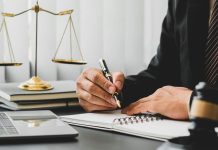 Dijital teknolojilerin hızla gelişmesiyle birlikte çalışma hayatında önemli değişimler yaşanırken, hukuk sektörü de bu dönüşümden doğrudan etkileniyor. Özellikle son yıllarda yaygınlaşan uzaktan çalışma modeli, birçok meslek grubunda olduğu gibi avukatlık mesleğinde de yeni bir çalışma anlayışını beraberinde getiriyor. Gelişen dijital altyapılar, elektronik belge sistemleri ve çevrim içi iletişim araçları sayesinde avukatlar müvekkilleriyle fiziksel olarak aynı ortamda bulunmadan da birçok hukuki işlemi yürütebiliyor. Bu durum hem zaman yönetimi hem de hizmet kalitesi açısından önemli avantajlar sunuyor. Konulu bir haber görseli.