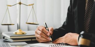Dijital teknolojilerin hızla gelişmesiyle birlikte çalışma hayatında önemli değişimler yaşanırken, hukuk sektörü de bu dönüşümden doğrudan etkileniyor. Özellikle son yıllarda yaygınlaşan uzaktan çalışma modeli, birçok meslek grubunda olduğu gibi avukatlık mesleğinde de yeni bir çalışma anlayışını beraberinde getiriyor. Gelişen dijital altyapılar, elektronik belge sistemleri ve çevrim içi iletişim araçları sayesinde avukatlar müvekkilleriyle fiziksel olarak aynı ortamda bulunmadan da birçok hukuki işlemi yürütebiliyor. Bu durum hem zaman yönetimi hem de hizmet kalitesi açısından önemli avantajlar sunuyor. Konulu bir haber görseli.