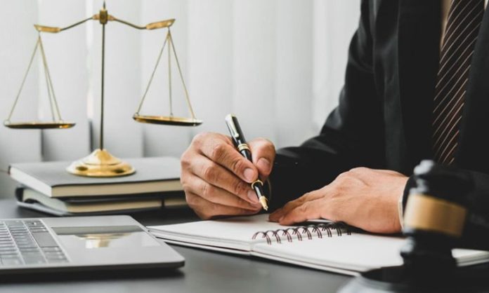 Avukatların Uzaktan Çalışma Sistemi Dijital teknolojilerin hızla gelişmesiyle birlikte çalışma hayatında önemli değişimler yaşanırken, hukuk sektörü de bu dönüşümden doğrudan etkileniyor. Özellikle son yıllarda yaygınlaşan uzaktan çalışma modeli, birçok meslek grubunda olduğu gibi avukatlık mesleğinde de yeni bir çalışma anlayışını beraberinde getiriyor. Gelişen dijital altyapılar, elektronik belge sistemleri ve çevrim içi iletişim araçları sayesinde avukatlar müvekkilleriyle fiziksel olarak aynı ortamda bulunmadan da birçok hukuki işlemi yürütebiliyor. Bu durum hem zaman yönetimi hem de hizmet kalitesi açısından önemli avantajlar sunuyor. Konulu bir haber görseli.