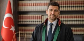 Avukatlık mesleği, kamu hizmeti niteliği taşıyan ve yüksek etik standartlara bağlı olarak yürütülmesi gereken meslekler arasında yer almaktadır. Bu nedenle uzun yıllardır uygulanan reklam yasağı, mesleğin saygınlığını korumayı amaçlayan temel ilkelerden biri olarak kabul edilmektedir. Ancak dijitalleşmenin hız kazanması, sosyal medya kullanımının yaygınlaşması ve hukuk hizmetlerine erişim biçimlerinin değişmesiyle birlikte avukatlıkta reklam yasağı konusu yeniden gündeme gelmiştir. Günümüzde hem hukuk çevrelerinde hem de kamuoyunda bu uygulamanın mevcut ihtiyaçlara ne ölçüde cevap verdiği farklı yönleriyle tartışılmaktadır. Konulu bir haber görseli.