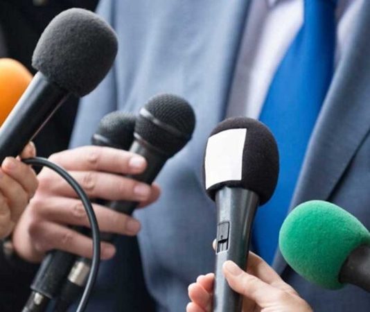 Basın ve yayın faaliyetleri, demokratik toplumların en önemli unsurları arasında yer alırken, bu faaliyetlerin hukuki sınırlar içerisinde yürütülmesi büyük önem taşımaktadır. Basın hukuku, haber alma hakkı ile kişilik haklarının korunması arasında denge kurmayı amaçlayan özel hukuk alanlarından biridir. Bu kapsamda basın yayın faaliyetleri sırasında ortaya çıkabilecek hak ihlalleri nedeniyle açılan tazminat davaları, hem basın kuruluşlarını hem de bireyleri yakından ilgilendirmektedir. Konulu bir haber görseli.
