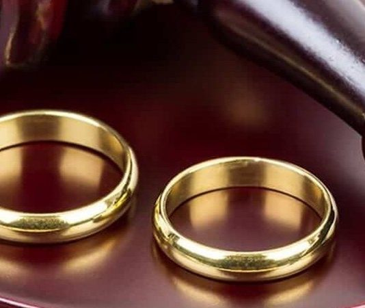 Evlilik birliğinin sona ermesiyle birlikte gündeme gelen en önemli hukuki konular arasında mal paylaşımı yer alıyor. Boşanma süreci yalnızca evlilik ilişkisinin sona ermesiyle sınırlı kalmıyor; aynı zamanda eşlerin evlilik boyunca edindiği mal varlıklarının hukuki çerçevede değerlendirilmesini de kapsıyor. Bu nedenle boşanma davalarında mal paylaşımı, tarafların ekonomik haklarının korunması açısından büyük önem taşıyor. Her dosya, evliliğin süresi, mal rejimi, edinilen mal varlıkları ve somut olayın özellikleri dikkate alınarak ayrı ayrı değerlendiriliyor. Konulu bir haber görseli.