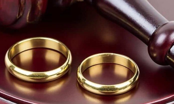 Boşanma Davalarında Mal Paylaşımı Evlilik birliğinin sona ermesiyle birlikte gündeme gelen en önemli hukuki konular arasında mal paylaşımı yer alıyor. Boşanma süreci yalnızca evlilik ilişkisinin sona ermesiyle sınırlı kalmıyor; aynı zamanda eşlerin evlilik boyunca edindiği mal varlıklarının hukuki çerçevede değerlendirilmesini de kapsıyor. Bu nedenle boşanma davalarında mal paylaşımı, tarafların ekonomik haklarının korunması açısından büyük önem taşıyor. Her dosya, evliliğin süresi, mal rejimi, edinilen mal varlıkları ve somut olayın özellikleri dikkate alınarak ayrı ayrı değerlendiriliyor. Konulu bir haber görseli.