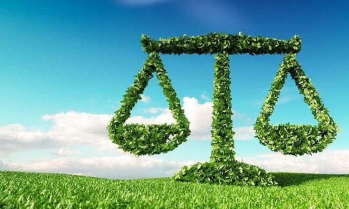 Çevre hukuku, doğal kaynakların korunması, çevresel dengenin sürdürülebilir şekilde devam ettirilmesi ve gelecek nesillere sağlıklı bir yaşam alanı bırakılması amacıyla geliştirilen en önemli hukuk dallarından biridir. Artan sanayileşme, hızlı kentleşme ve doğal kaynakların yoğun kullanımı, çevresel sorunların daha görünür hale gelmesine neden olurken bu alandaki hukuki süreçlerin de önemini artırmaktadır. Açılan çevre davaları, yalnızca belirli bir uyuşmazlığın çözümünü hedeflemekle kalmamakta, aynı zamanda çevrenin korunmasına yönelik hukuki uygulamaların gelişmesine de katkı sağlamaktadır. Konulu bir haber görseli.