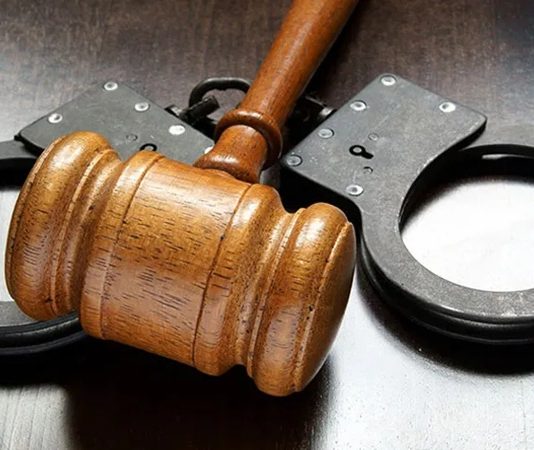 Ceza yargılamaları, bireylerin temel hak ve özgürlüklerini doğrudan etkileyen en önemli hukuki süreçler arasında yer alıyor. Bu nedenle yargılama boyunca yürütülen savunma faaliyetleri, adil yargılanma ilkesinin temel unsurlarından biri olarak kabul ediliyor. Ceza davalarında savunma stratejileri, olayın özelliklerine, mevcut delillere ve hukuki değerlendirmelere göre şekillenirken, her dosya kendi koşulları içinde ayrı ayrı inceleniyor. Hukuk sisteminin temel amacı, maddi gerçeğin hukuka uygun yöntemlerle ortaya çıkarılması ve tüm tarafların haklarının güvence altına alınmasıdır. Konulu bir haber görseli.