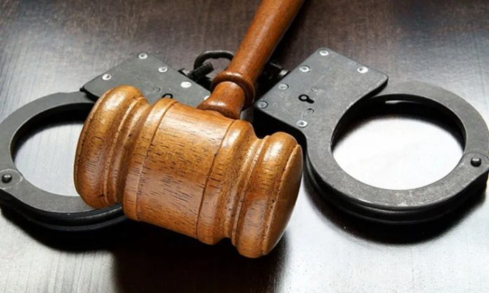 Ceza yargılamaları, bireylerin temel hak ve özgürlüklerini doğrudan etkileyen en önemli hukuki süreçler arasında yer alıyor. Bu nedenle yargılama boyunca yürütülen savunma faaliyetleri, adil yargılanma ilkesinin temel unsurlarından biri olarak kabul ediliyor. Ceza davalarında savunma stratejileri, olayın özelliklerine, mevcut delillere ve hukuki değerlendirmelere göre şekillenirken, her dosya kendi koşulları içinde ayrı ayrı inceleniyor. Hukuk sisteminin temel amacı, maddi gerçeğin hukuka uygun yöntemlerle ortaya çıkarılması ve tüm tarafların haklarının güvence altına alınmasıdır. Konulu bir haber görseli.