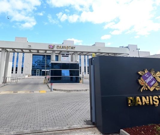 İdari yargı sisteminin en önemli kurumlarından biri olan Danıştay, verdiği kararlarla kamu yönetiminin hukuka uygun şekilde işlemesine katkı sağlamaktadır. Özellikle idari işlemler, kamu personeli uyuşmazlıkları, vergi davaları ve imar uygulamaları gibi birçok alanda verilen Danıştay kararları, hem kamu kurumlarının hem de vatandaşların hak ve yükümlülüklerini doğrudan etkileyen önemli hukuki kaynaklar arasında yer almaktadır. Günümüzde değişen mevzuat ve gelişen toplumsal ihtiyaçlar doğrultusunda ortaya çıkan yeni uyuşmazlıklar, yüksek mahkemenin güncel kararlarını daha da önemli hale getirmektedir. Konulu bir haber görseli.