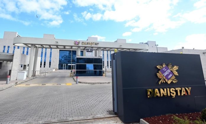 İdari yargı sisteminin en önemli kurumlarından biri olan Danıştay, verdiği kararlarla kamu yönetiminin hukuka uygun şekilde işlemesine katkı sağlamaktadır. Özellikle idari işlemler, kamu personeli uyuşmazlıkları, vergi davaları ve imar uygulamaları gibi birçok alanda verilen Danıştay kararları, hem kamu kurumlarının hem de vatandaşların hak ve yükümlülüklerini doğrudan etkileyen önemli hukuki kaynaklar arasında yer almaktadır. Günümüzde değişen mevzuat ve gelişen toplumsal ihtiyaçlar doğrultusunda ortaya çıkan yeni uyuşmazlıklar, yüksek mahkemenin güncel kararlarını daha da önemli hale getirmektedir. Konulu bir haber görseli.