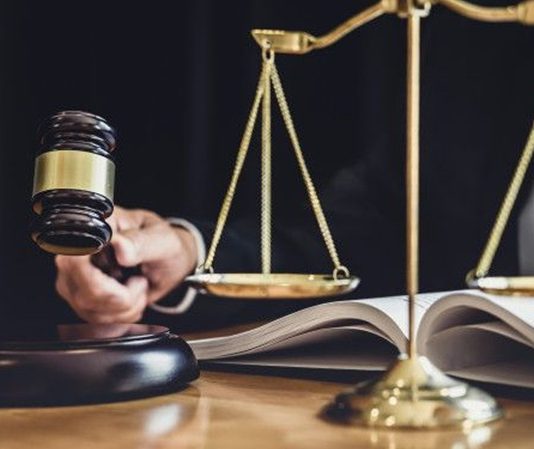 Hukuk sisteminde etkinliğin artırılması ve vatandaşların adalete daha kısa sürede ulaşabilmesi amacıyla gündeme gelen dava süreçlerinde hızlandırma reformları, yargının geleceği açısından önemli adımlar arasında gösteriliyor. Artan dava sayıları, mahkemelerde oluşan yoğunluk ve uzun yargılama süreleri, yeni düzenlemelerin gerekliliğini her geçen gün daha belirgin hale getiriyor. Bu kapsamda hazırlanan reformlar, yalnızca dosya yükünü azaltmayı değil, aynı zamanda adalet hizmetlerinin daha hızlı, daha şeffaf ve daha verimli sunulmasını hedefliyor. Konulu bir haber görseli.