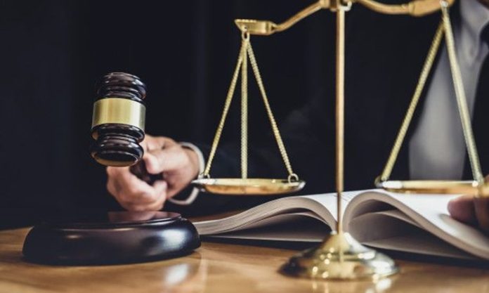 Dava Süreçlerinde Hızlandırma Reformları Hukuk sisteminde etkinliğin artırılması ve vatandaşların adalete daha kısa sürede ulaşabilmesi amacıyla gündeme gelen dava süreçlerinde hızlandırma reformları, yargının geleceği açısından önemli adımlar arasında gösteriliyor. Artan dava sayıları, mahkemelerde oluşan yoğunluk ve uzun yargılama süreleri, yeni düzenlemelerin gerekliliğini her geçen gün daha belirgin hale getiriyor. Bu kapsamda hazırlanan reformlar, yalnızca dosya yükünü azaltmayı değil, aynı zamanda adalet hizmetlerinin daha hızlı, daha şeffaf ve daha verimli sunulmasını hedefliyor. Konulu bir haber görseli.