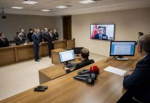 Yargı hizmetlerinde dijital dönüşümün hız kazanmasıyla birlikte dijital mahkeme sistemleri, hukuk dünyasının en önemli gelişmeleri arasında yer almaya başlamıştır. Elektronik dosya yönetimi, çevrim içi duruşmalar, dijital belge paylaşımı ve güvenli veri altyapıları sayesinde mahkemelerde yürütülen işlemler daha hızlı, şeffaf ve erişilebilir hale gelmektedir. Teknolojik yeniliklerin yargı süreçlerine entegre edilmesi, hem vatandaşların adalete erişimini kolaylaştırmakta hem de mahkemelerin iş yükünün daha etkin şekilde yönetilmesine katkı sağlamaktadır. Konulu bir haber görseli.