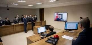 Yargı hizmetlerinde dijital dönüşümün hız kazanmasıyla birlikte dijital mahkeme sistemleri, hukuk dünyasının en önemli gelişmeleri arasında yer almaya başlamıştır. Elektronik dosya yönetimi, çevrim içi duruşmalar, dijital belge paylaşımı ve güvenli veri altyapıları sayesinde mahkemelerde yürütülen işlemler daha hızlı, şeffaf ve erişilebilir hale gelmektedir. Teknolojik yeniliklerin yargı süreçlerine entegre edilmesi, hem vatandaşların adalete erişimini kolaylaştırmakta hem de mahkemelerin iş yükünün daha etkin şekilde yönetilmesine katkı sağlamaktadır. Konulu bir haber görseli.