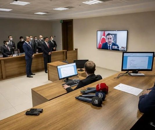 Yargı hizmetlerinde dijital dönüşümün hız kazanmasıyla birlikte dijital mahkeme sistemleri, hukuk dünyasının en önemli gelişmeleri arasında yer almaya başlamıştır. Elektronik dosya yönetimi, çevrim içi duruşmalar, dijital belge paylaşımı ve güvenli veri altyapıları sayesinde mahkemelerde yürütülen işlemler daha hızlı, şeffaf ve erişilebilir hale gelmektedir. Teknolojik yeniliklerin yargı süreçlerine entegre edilmesi, hem vatandaşların adalete erişimini kolaylaştırmakta hem de mahkemelerin iş yükünün daha etkin şekilde yönetilmesine katkı sağlamaktadır. Konulu bir haber görseli.
