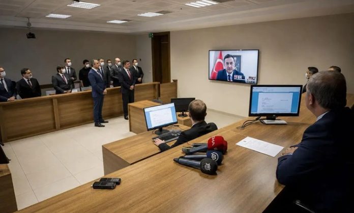 Yargı hizmetlerinde dijital dönüşümün hız kazanmasıyla birlikte dijital mahkeme sistemleri, hukuk dünyasının en önemli gelişmeleri arasında yer almaya başlamıştır. Elektronik dosya yönetimi, çevrim içi duruşmalar, dijital belge paylaşımı ve güvenli veri altyapıları sayesinde mahkemelerde yürütülen işlemler daha hızlı, şeffaf ve erişilebilir hale gelmektedir. Teknolojik yeniliklerin yargı süreçlerine entegre edilmesi, hem vatandaşların adalete erişimini kolaylaştırmakta hem de mahkemelerin iş yükünün daha etkin şekilde yönetilmesine katkı sağlamaktadır. Konulu bir haber görseli.