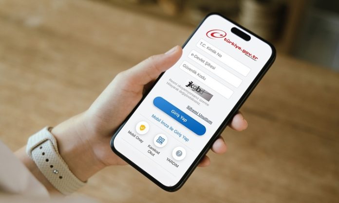 E-Devlet ve Hukuk Entegrasyonu Dijital dönüşümün kamu hizmetlerinde hız kazanmasıyla birlikte e-Devlet uygulamaları, vatandaşların resmi işlemlerini daha hızlı ve kolay şekilde gerçekleştirmesine olanak sağlamaktadır. Bu dönüşüm yalnızca idari işlemleri değil, aynı zamanda hukuk alanındaki birçok süreci de doğrudan etkilemektedir. Günümüzde dava dosyalarının takibinden resmi belge sorgulamalarına, başvuru işlemlerinden çeşitli hukuki hizmetlere kadar birçok uygulama dijital platformlar üzerinden yürütülebilmektedir. Bu nedenle e-Devlet ve hukuk entegrasyonu, kamu hizmetlerinin modernleşmesinde önemli bir dönüm noktası olarak değerlendirilmektedir. Konulu bir haber görseli.