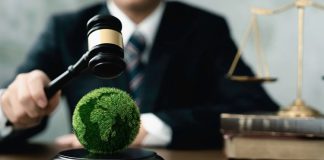 Enerji sektöründe yaşanan teknolojik gelişmeler ve artan enerji ihtiyacı, enerji hukuku alanındaki düzenlemelerin daha da önem kazanmasına neden olmaktadır. Kamu kurumları ile özel sektör tarafından gerçekleştirilen yeni yatırımların hukuki çerçevede güvenli ve sürdürülebilir şekilde yürütülmesi, enerji piyasasının istikrarlı gelişimi açısından kritik bir rol üstlenmektedir. Bu nedenle enerji hukuku, yatırım süreçlerinin planlanmasından lisanslandırmaya, çevresel yükümlülüklerden piyasa denetimine kadar geniş bir alanı kapsamaktadır. Konulu bir haber görseli.