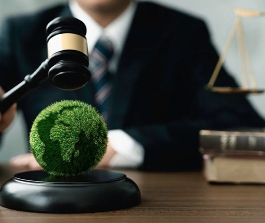 Enerji sektöründe yaşanan teknolojik gelişmeler ve artan enerji ihtiyacı, enerji hukuku alanındaki düzenlemelerin daha da önem kazanmasına neden olmaktadır. Kamu kurumları ile özel sektör tarafından gerçekleştirilen yeni yatırımların hukuki çerçevede güvenli ve sürdürülebilir şekilde yürütülmesi, enerji piyasasının istikrarlı gelişimi açısından kritik bir rol üstlenmektedir. Bu nedenle enerji hukuku, yatırım süreçlerinin planlanmasından lisanslandırmaya, çevresel yükümlülüklerden piyasa denetimine kadar geniş bir alanı kapsamaktadır. Konulu bir haber görseli.