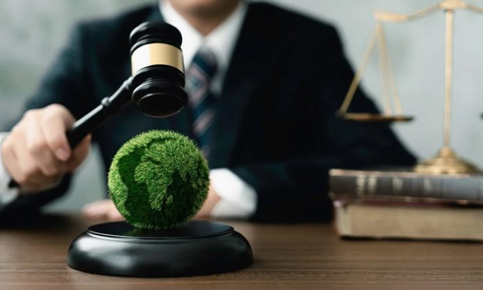 Enerji Hukukunda Yeni Yatırımlar Enerji sektöründe yaşanan teknolojik gelişmeler ve artan enerji ihtiyacı, enerji hukuku alanındaki düzenlemelerin daha da önem kazanmasına neden olmaktadır. Kamu kurumları ile özel sektör tarafından gerçekleştirilen yeni yatırımların hukuki çerçevede güvenli ve sürdürülebilir şekilde yürütülmesi, enerji piyasasının istikrarlı gelişimi açısından kritik bir rol üstlenmektedir. Bu nedenle enerji hukuku, yatırım süreçlerinin planlanmasından lisanslandırmaya, çevresel yükümlülüklerden piyasa denetimine kadar geniş bir alanı kapsamaktadır. Konulu bir haber görseli.