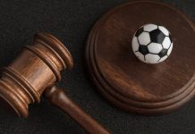 Profesyonel futbol dünyasında oyuncular ile kulüpler arasında imzalanan sözleşmeler, sporun ekonomik ve hukuki boyutunu belirleyen en önemli unsurlar arasında yer almaktadır. Ancak bu sözleşmelerin uygulanması sürecinde zaman zaman çeşitli anlaşmazlıklar ortaya çıkmakta ve futbolcu sözleşme uyuşmazlıkları spor hukukunun en yoğun gündemlerinden biri haline gelmektedir. Özellikle yüksek mali değerler, performans beklentileri ve uluslararası transfer süreçleri bu uyuşmazlıkların artmasında önemli rol oynamaktadır. Konulu bir haber görseli.