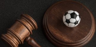 Profesyonel futbol dünyasında oyuncular ile kulüpler arasında imzalanan sözleşmeler, sporun ekonomik ve hukuki boyutunu belirleyen en önemli unsurlar arasında yer almaktadır. Ancak bu sözleşmelerin uygulanması sürecinde zaman zaman çeşitli anlaşmazlıklar ortaya çıkmakta ve futbolcu sözleşme uyuşmazlıkları spor hukukunun en yoğun gündemlerinden biri haline gelmektedir. Özellikle yüksek mali değerler, performans beklentileri ve uluslararası transfer süreçleri bu uyuşmazlıkların artmasında önemli rol oynamaktadır. Konulu bir haber görseli.