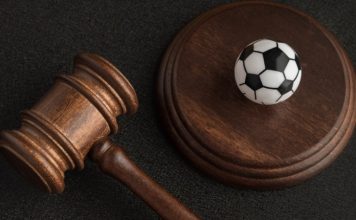 Profesyonel futbol dünyasında oyuncular ile kulüpler arasında imzalanan sözleşmeler, sporun ekonomik ve hukuki boyutunu belirleyen en önemli unsurlar arasında yer almaktadır. Ancak bu sözleşmelerin uygulanması sürecinde zaman zaman çeşitli anlaşmazlıklar ortaya çıkmakta ve futbolcu sözleşme uyuşmazlıkları spor hukukunun en yoğun gündemlerinden biri haline gelmektedir. Özellikle yüksek mali değerler, performans beklentileri ve uluslararası transfer süreçleri bu uyuşmazlıkların artmasında önemli rol oynamaktadır. Konulu bir haber görseli.