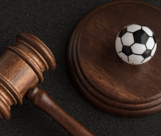 Profesyonel futbol dünyasında oyuncular ile kulüpler arasında imzalanan sözleşmeler, sporun ekonomik ve hukuki boyutunu belirleyen en önemli unsurlar arasında yer almaktadır. Ancak bu sözleşmelerin uygulanması sürecinde zaman zaman çeşitli anlaşmazlıklar ortaya çıkmakta ve futbolcu sözleşme uyuşmazlıkları spor hukukunun en yoğun gündemlerinden biri haline gelmektedir. Özellikle yüksek mali değerler, performans beklentileri ve uluslararası transfer süreçleri bu uyuşmazlıkların artmasında önemli rol oynamaktadır. Konulu bir haber görseli.