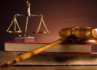 Küreselleşmenin etkisiyle birlikte ülkeler arasındaki insan hareketliliği her geçen yıl artarken, göç ve vatandaşlık hukuku da uluslararası hukuk sisteminin en dinamik alanlarından biri olarak öne çıkmaktadır. Eğitim, çalışma, yatırım, aile birleşimi ve insani nedenlerle farklı ülkelere taşınan kişilerin haklarının korunması, ikamet süreçlerinin düzenlenmesi ve vatandaşlık işlemlerinin hukuki güvence altında yürütülmesi büyük önem taşımaktadır. Bu nedenle göç politikaları ile hukuki düzenlemeler, hem devletler hem de bireyler açısından dikkatle takip edilmektedir. Konulu bir haber görseli.