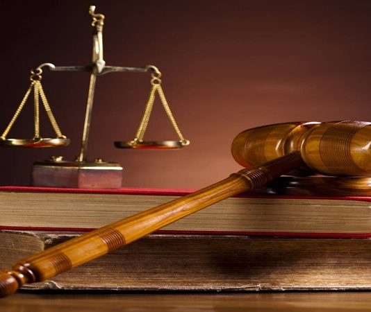 Küreselleşmenin etkisiyle birlikte ülkeler arasındaki insan hareketliliği her geçen yıl artarken, göç ve vatandaşlık hukuku da uluslararası hukuk sisteminin en dinamik alanlarından biri olarak öne çıkmaktadır. Eğitim, çalışma, yatırım, aile birleşimi ve insani nedenlerle farklı ülkelere taşınan kişilerin haklarının korunması, ikamet süreçlerinin düzenlenmesi ve vatandaşlık işlemlerinin hukuki güvence altında yürütülmesi büyük önem taşımaktadır. Bu nedenle göç politikaları ile hukuki düzenlemeler, hem devletler hem de bireyler açısından dikkatle takip edilmektedir. Konulu bir haber görseli.