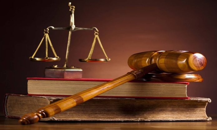 Küreselleşmenin etkisiyle birlikte ülkeler arasındaki insan hareketliliği her geçen yıl artarken, göç ve vatandaşlık hukuku da uluslararası hukuk sisteminin en dinamik alanlarından biri olarak öne çıkmaktadır. Eğitim, çalışma, yatırım, aile birleşimi ve insani nedenlerle farklı ülkelere taşınan kişilerin haklarının korunması, ikamet süreçlerinin düzenlenmesi ve vatandaşlık işlemlerinin hukuki güvence altında yürütülmesi büyük önem taşımaktadır. Bu nedenle göç politikaları ile hukuki düzenlemeler, hem devletler hem de bireyler açısından dikkatle takip edilmektedir. Konulu bir haber görseli.