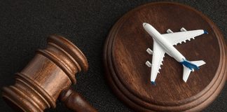 Hava Hukukunda Yeni Düzenlemeler Havacılık sektörünün küresel ölçekte büyümesiyle birlikte hava hukuku alanındaki düzenlemeler de sürekli gelişmektedir. Yolcu taşımacılığı, kargo hizmetleri, hava sahasının güvenli kullanımı ve uluslararası uçuş operasyonlarının artması, bu alandaki hukuki kuralların güncellenmesini zorunlu hale getirmektedir. Bu nedenle hava hukuku, yalnızca havayolu şirketlerini değil, yolcuları, kamu kurumlarını, havaalanı işletmelerini ve uluslararası havacılık sektöründe faaliyet gösteren tüm paydaşları yakından ilgilendiren önemli bir hukuk dalı olarak öne çıkmaktadır. Konulu bir haber görseli.
