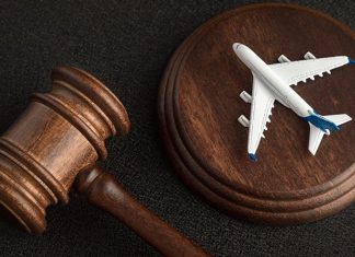 Havacılık sektörünün küresel ölçekte büyümesiyle birlikte hava hukuku alanındaki düzenlemeler de sürekli gelişmektedir. Yolcu taşımacılığı, kargo hizmetleri, hava sahasının güvenli kullanımı ve uluslararası uçuş operasyonlarının artması, bu alandaki hukuki kuralların güncellenmesini zorunlu hale getirmektedir. Bu nedenle hava hukuku, yalnızca havayolu şirketlerini değil, yolcuları, kamu kurumlarını, havaalanı işletmelerini ve uluslararası havacılık sektöründe faaliyet gösteren tüm paydaşları yakından ilgilendiren önemli bir hukuk dalı olarak öne çıkmaktadır. Konulu bir haber görseli.