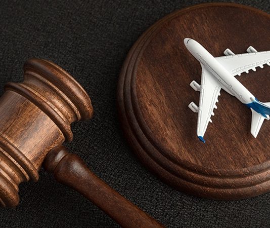 Havacılık sektörünün küresel ölçekte büyümesiyle birlikte hava hukuku alanındaki düzenlemeler de sürekli gelişmektedir. Yolcu taşımacılığı, kargo hizmetleri, hava sahasının güvenli kullanımı ve uluslararası uçuş operasyonlarının artması, bu alandaki hukuki kuralların güncellenmesini zorunlu hale getirmektedir. Bu nedenle hava hukuku, yalnızca havayolu şirketlerini değil, yolcuları, kamu kurumlarını, havaalanı işletmelerini ve uluslararası havacılık sektöründe faaliyet gösteren tüm paydaşları yakından ilgilendiren önemli bir hukuk dalı olarak öne çıkmaktadır. Konulu bir haber görseli.