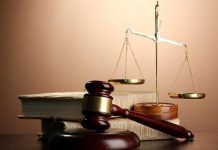 Hukuk sistemlerinde yaşanan gelişmeler, yalnızca mahkemelerin işleyişini değil, uyuşmazlıkların çözüm anlayışını da önemli ölçüde değiştiriyor. Son yıllarda öne çıkan alternatif çözüm yöntemleri, tarafların daha kısa sürede ve daha düşük maliyetlerle anlaşmaya ulaşmasını sağlayan önemli uygulamalar arasında yer alıyor. Artan hukuk uyuşmazlıkları ve mahkemelerde oluşan dosya yoğunluğu, klasik yargılama sürecinin yanında farklı çözüm mekanizmalarının geliştirilmesini zorunlu hale getiriyor. Bu nedenle hem bireyler hem de kurumlar, uzun süren davalar yerine daha hızlı sonuç alınabilen yöntemlere yönelmeye başlıyor. Konulu bir haber görseli.