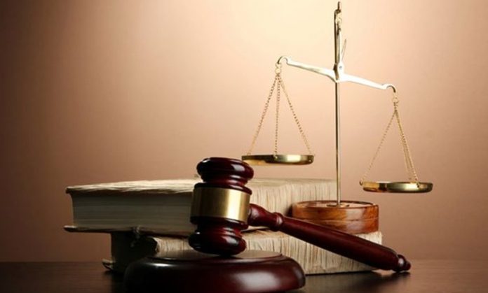 Hukuk sistemlerinde yaşanan gelişmeler, yalnızca mahkemelerin işleyişini değil, uyuşmazlıkların çözüm anlayışını da önemli ölçüde değiştiriyor. Son yıllarda öne çıkan alternatif çözüm yöntemleri, tarafların daha kısa sürede ve daha düşük maliyetlerle anlaşmaya ulaşmasını sağlayan önemli uygulamalar arasında yer alıyor. Artan hukuk uyuşmazlıkları ve mahkemelerde oluşan dosya yoğunluğu, klasik yargılama sürecinin yanında farklı çözüm mekanizmalarının geliştirilmesini zorunlu hale getiriyor. Bu nedenle hem bireyler hem de kurumlar, uzun süren davalar yerine daha hızlı sonuç alınabilen yöntemlere yönelmeye başlıyor. Konulu bir haber görseli.