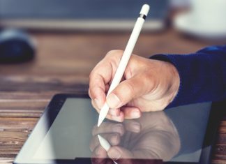 Dijital dönüşümün hız kazanmasıyla birlikte hukuk alanında kullanılan teknolojiler de önemli ölçüde gelişmeye devam etmektedir. Özellikle elektronik ortamda gerçekleştirilen resmi işlemlerin artması, dijital imza kullanımını hukuk sisteminin vazgeçilmez unsurlarından biri haline getirmiştir. Kamu kurumları, özel sektör kuruluşları ve hukuk profesyonelleri tarafından yaygın şekilde kullanılan bu teknoloji, belgelerin güvenliğini artırırken işlemlerin daha hızlı tamamlanmasına da katkı sağlamaktadır. Günümüzde hem bireyler hem de kurumlar açısından hukukta dijital imza kullanımı, güvenli ve pratik işlem süreçlerinin temel araçlarından biri olarak öne çıkmaktadır. Konulu bir haber görseli.