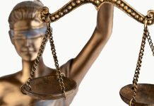 Toplumların adalet anlayışını şekillendiren hukuk sistemi, yalnızca yazılı kurallardan ibaret değildir. Hukukun etkin ve güvenilir şekilde işlemesi için meslek mensuplarının belirli etik kurallar çerçevesinde hareket etmesi büyük önem taşımaktadır. Hakimlerden savcılara, avukatlardan akademisyenlere kadar hukuk alanında görev yapan herkesin mesleki faaliyetlerini dürüstlük, tarafsızlık ve sorumluluk ilkeleri doğrultusunda yürütmesi beklenmektedir. Bu nedenle hukuk etiği, modern hukuk sistemlerinin vazgeçilmez unsurları arasında yer almaktadır. Konulu bir haber görseli.