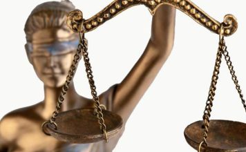 Hukukta Etik Kurallar ve Uygulamalar Toplumların adalet anlayışını şekillendiren hukuk sistemi, yalnızca yazılı kurallardan ibaret değildir. Hukukun etkin ve güvenilir şekilde işlemesi için meslek mensuplarının belirli etik kurallar çerçevesinde hareket etmesi büyük önem taşımaktadır. Hakimlerden savcılara, avukatlardan akademisyenlere kadar hukuk alanında görev yapan herkesin mesleki faaliyetlerini dürüstlük, tarafsızlık ve sorumluluk ilkeleri doğrultusunda yürütmesi beklenmektedir. Bu nedenle hukuk etiği, modern hukuk sistemlerinin vazgeçilmez unsurları arasında yer almaktadır. Konulu bir haber görseli.