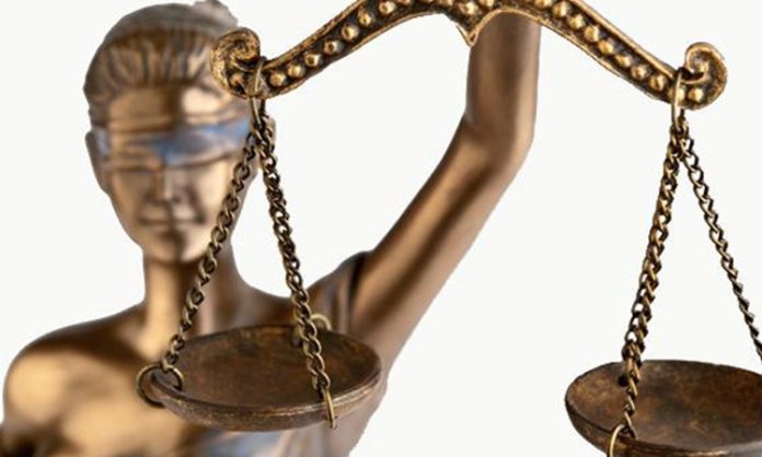 Toplumların adalet anlayışını şekillendiren hukuk sistemi, yalnızca yazılı kurallardan ibaret değildir. Hukukun etkin ve güvenilir şekilde işlemesi için meslek mensuplarının belirli etik kurallar çerçevesinde hareket etmesi büyük önem taşımaktadır. Hakimlerden savcılara, avukatlardan akademisyenlere kadar hukuk alanında görev yapan herkesin mesleki faaliyetlerini dürüstlük, tarafsızlık ve sorumluluk ilkeleri doğrultusunda yürütmesi beklenmektedir. Bu nedenle hukuk etiği, modern hukuk sistemlerinin vazgeçilmez unsurları arasında yer almaktadır. Konulu bir haber görseli.